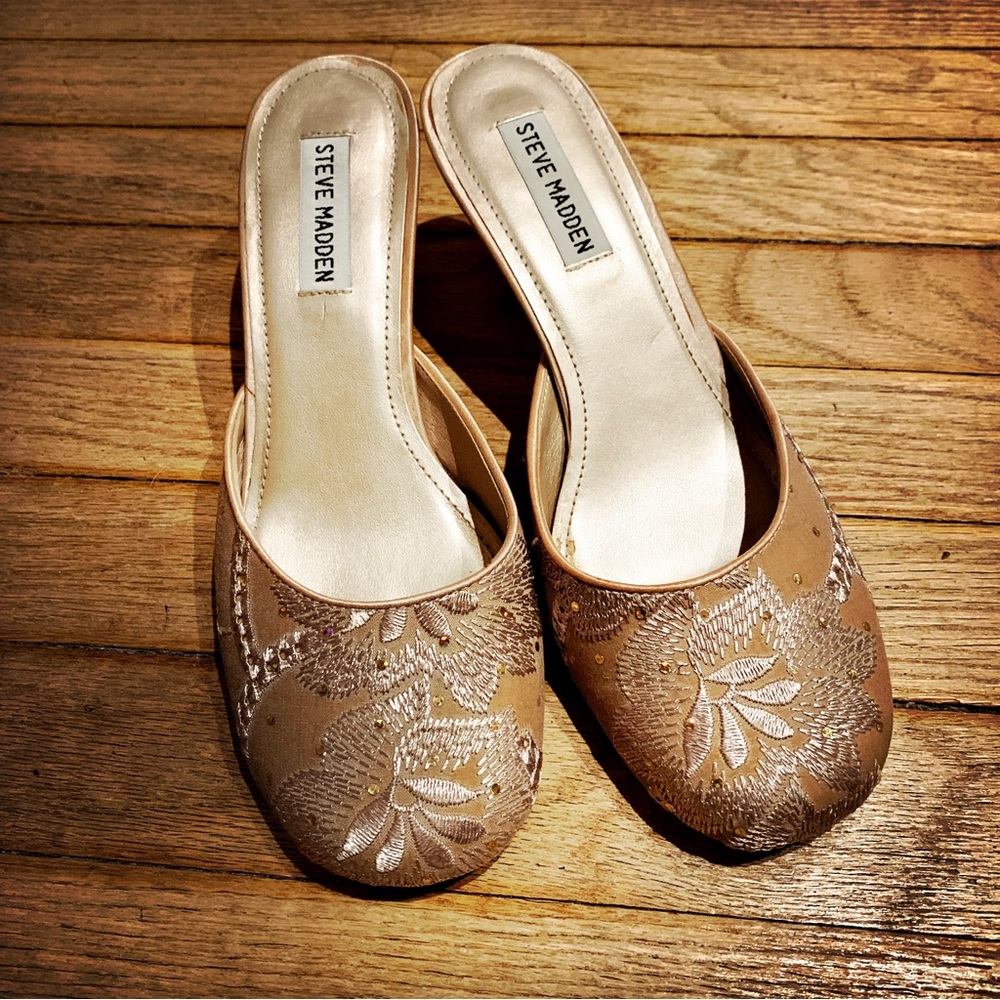 Steve Madden Vilaa Champagne Fabric, vintage kitten heels. S7.5